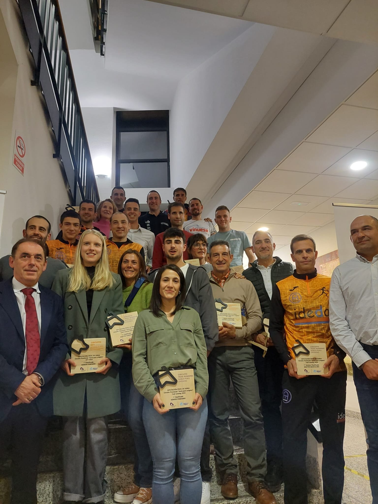 Equipo TRDestroyer con trofeos del Circuito Provincial