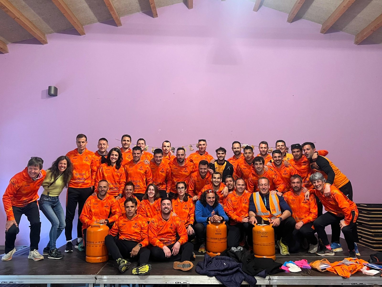 Miembros del Team Running Destroyer reunidos en la comida popular tras el II Trail Cerco a los 7 Infantes 2026