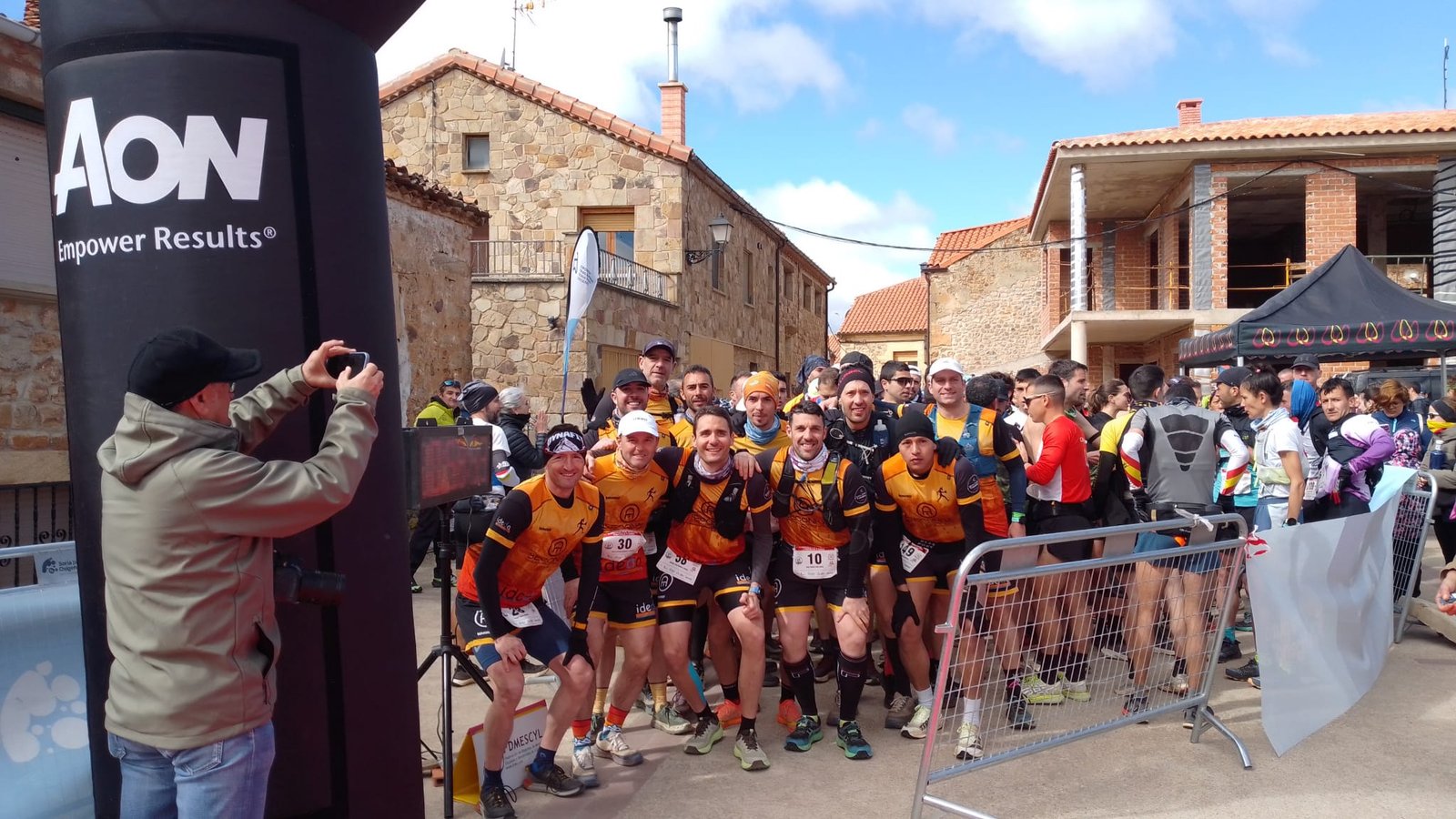 Corredores del Team Running Destroyer posando en la salida del II Trail Cerco a los 7 Infantes 2026 en Narros