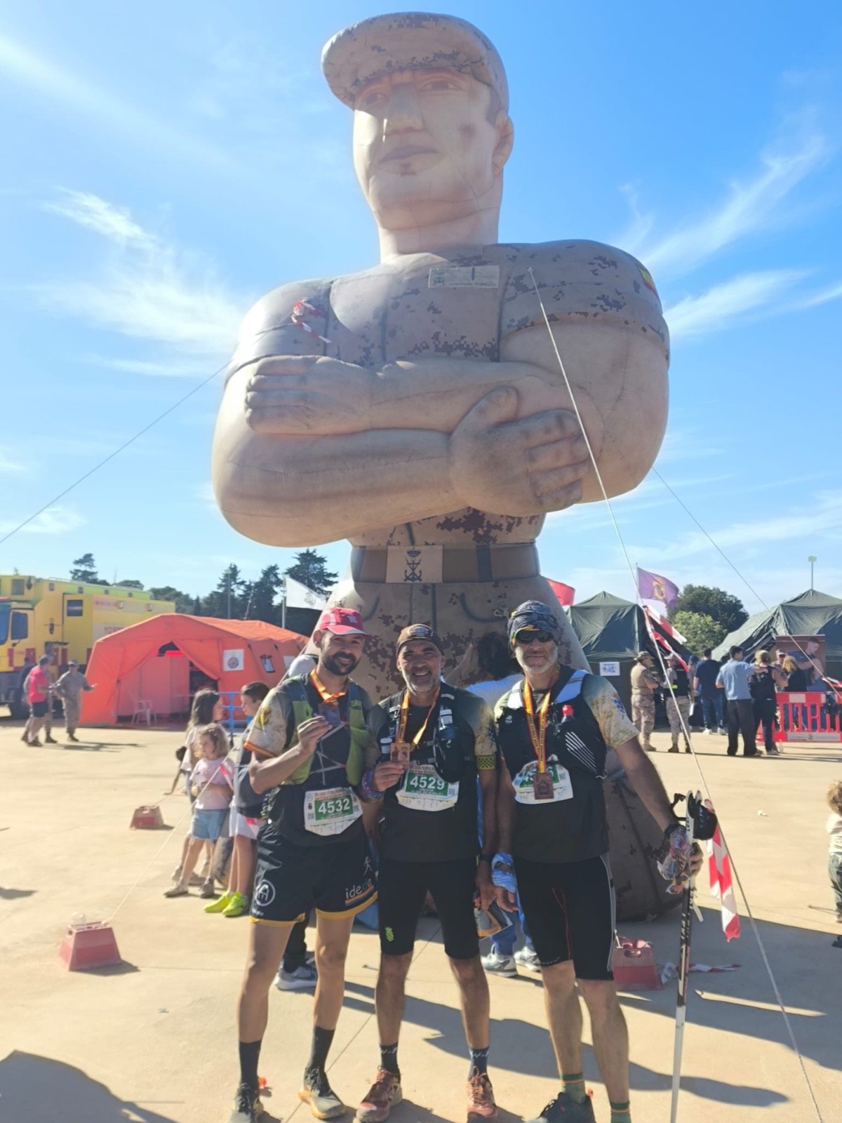 Destroyers del Team Running Destroyer Soria con sus medallas tras finalizar la XV Ruta de las Fortalezas de Cartagena 2026