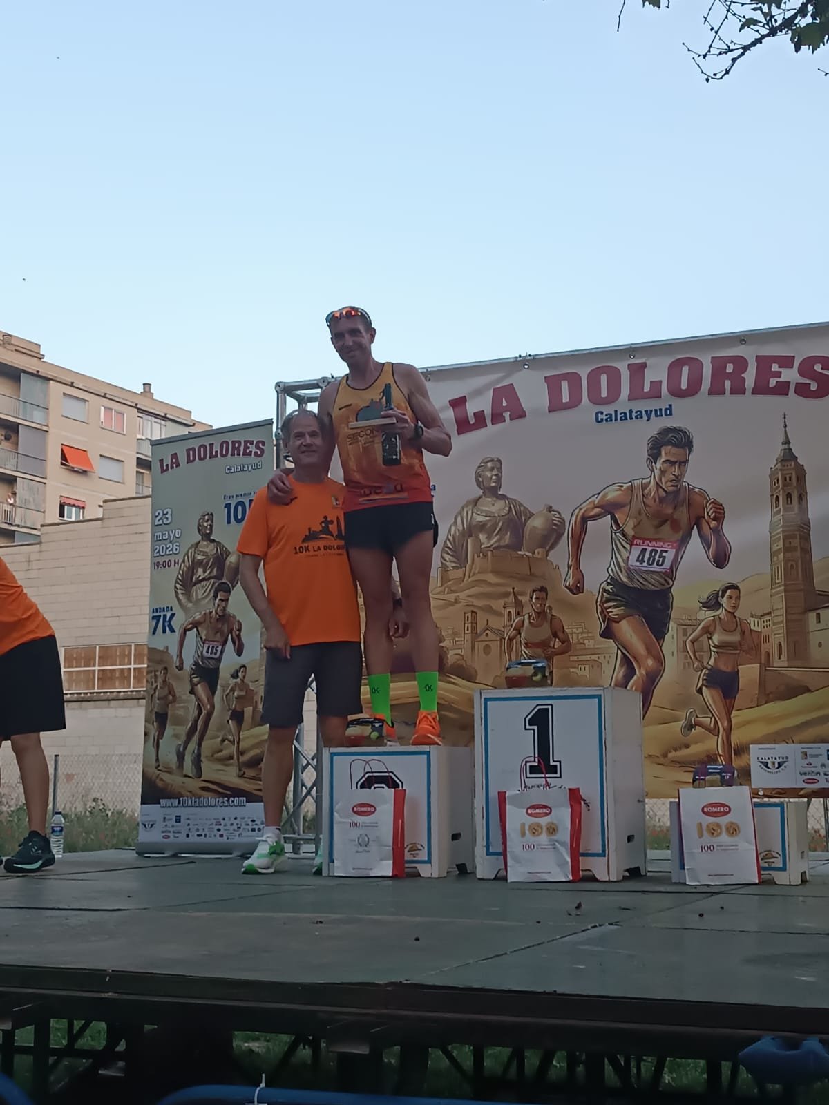 Corredor del Team Running Destroyer en el podio del 10K La Dolores 2026 en Calatayud (Zaragoza) con un segundo puesto