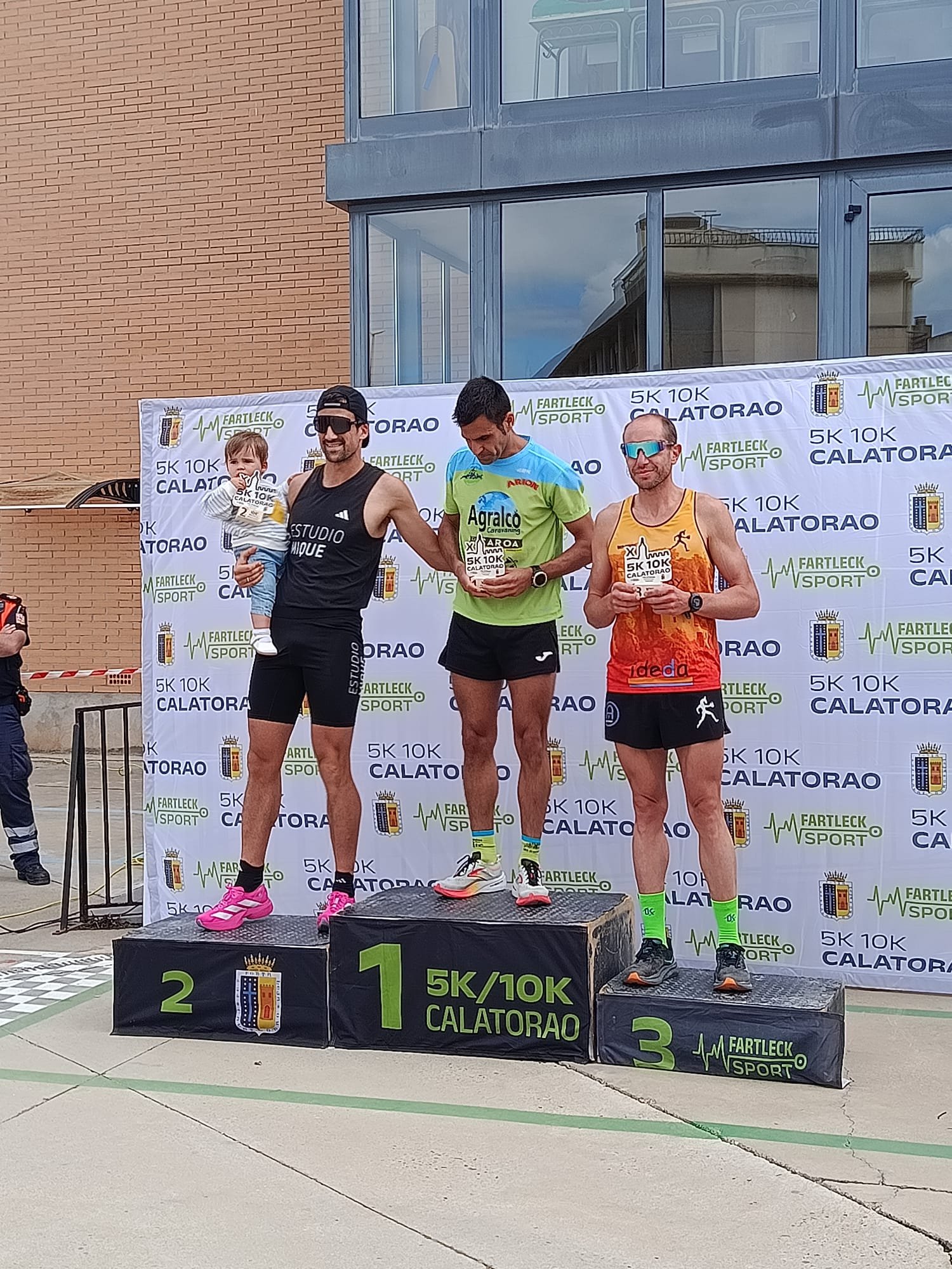 Podio del 10K de Calatorao 2026 con corredor del Team Running Destroyer