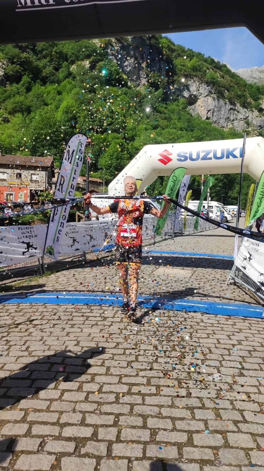 Corredor del Team Running Destroyer celebrando el primer puesto en el Desafío Cainejín 2026 (20K) en Picos de Europa