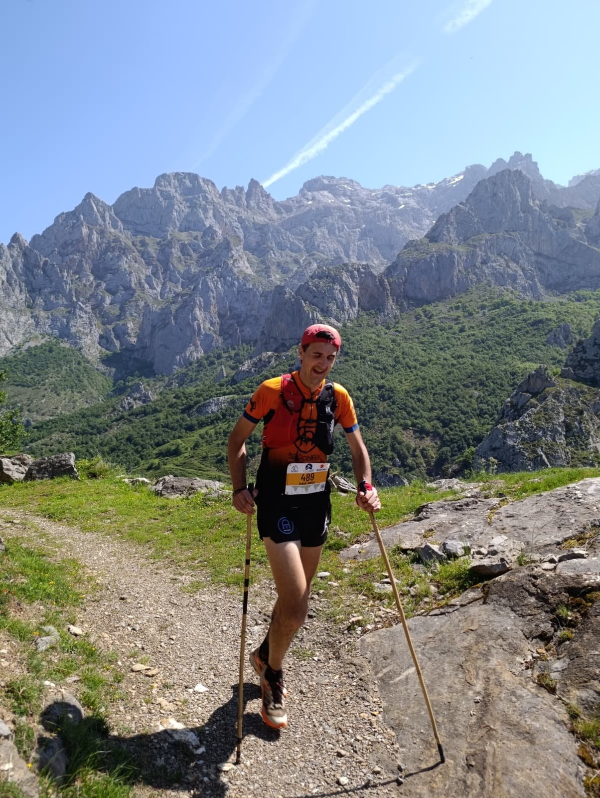 Corredores del Team Running Destroyer durante el Desafío El Cainejo 2026 en los Picos de Europa