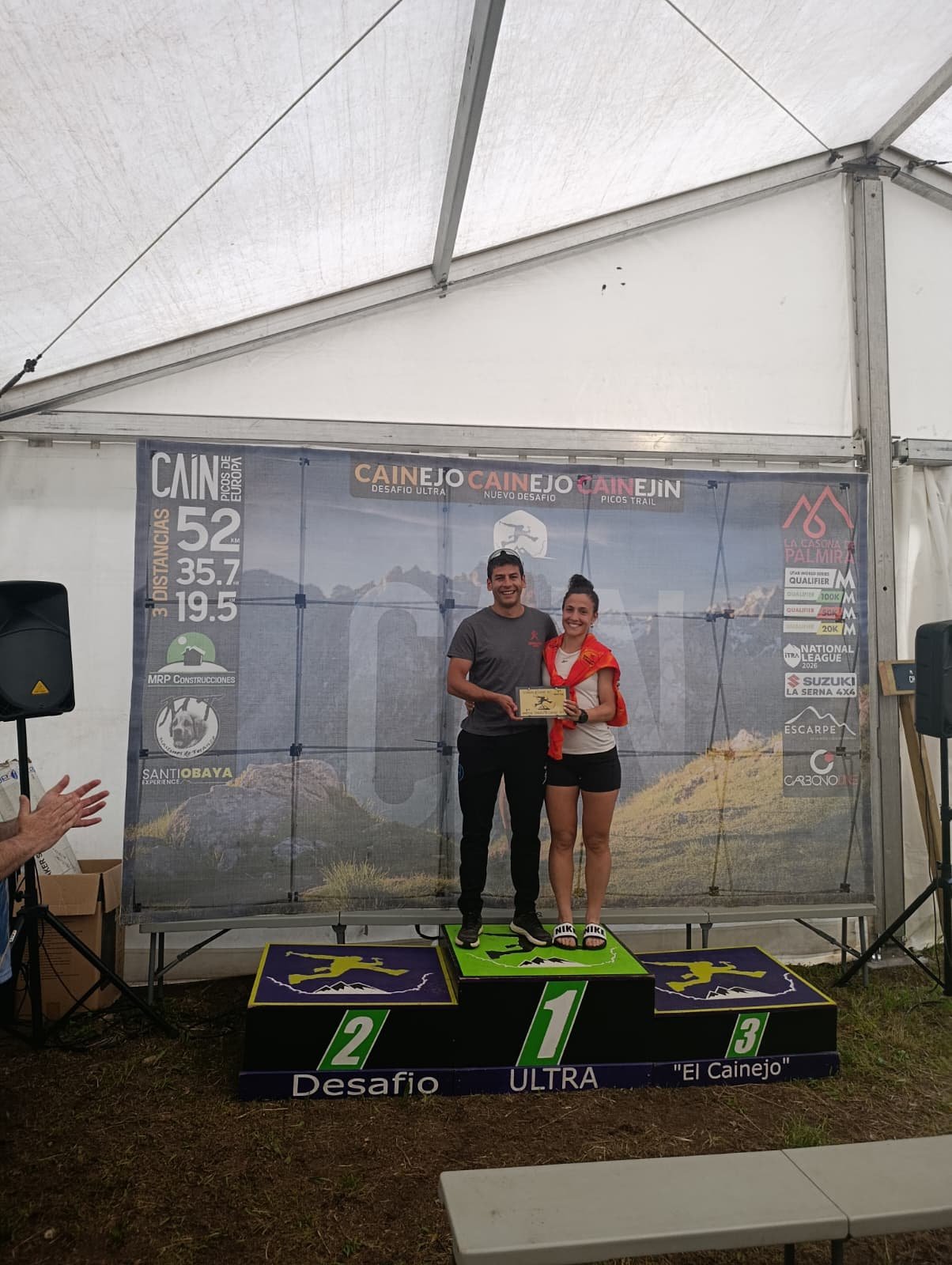 Pareja del Team Running Destroyer celebrando el primer puesto en la modalidad por parejas del Desafío El Cainejo 2026