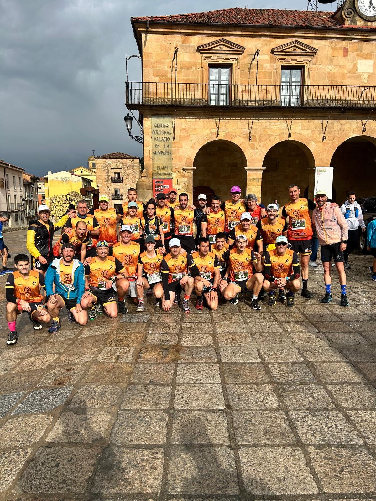 Equipo Team Running Destroyer Soria en la salida de la XII Travesía Alto Duero 2026 en la Plaza Mayor de Soria