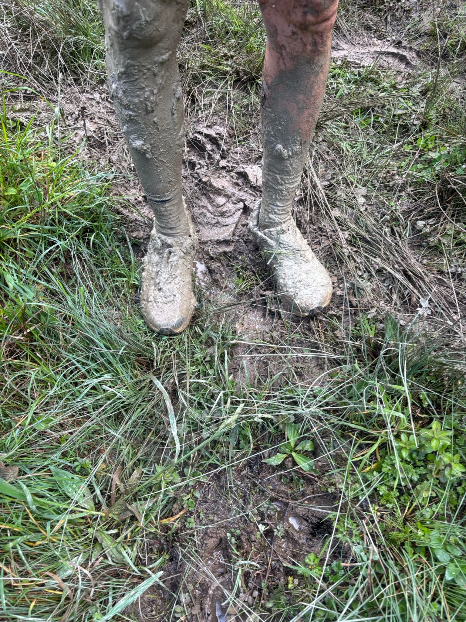 Piernas embarradas tras los Lagos Extreme de Covadonga 2026, el sello de barro característico de esta carrera de montaña asturiana