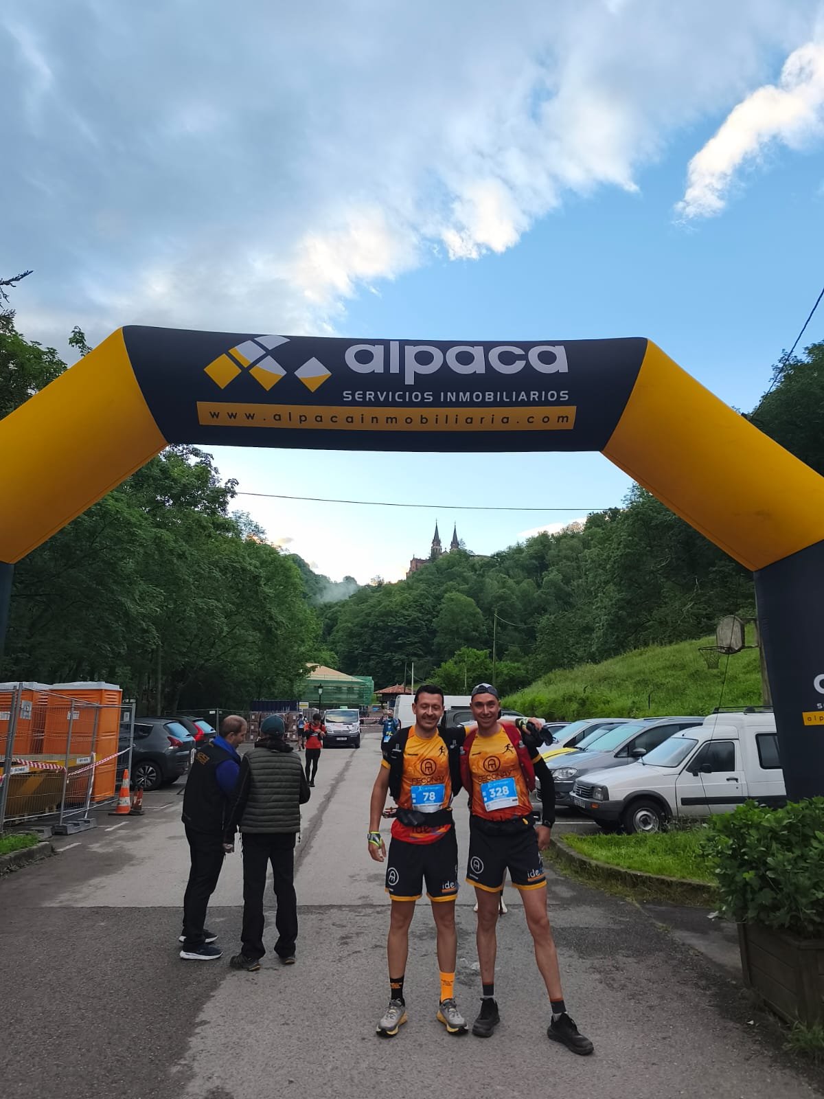 Corredores del Team Running Destroyer en la meta de los Lagos Extreme de Covadonga 2026 con la basílica al fondo