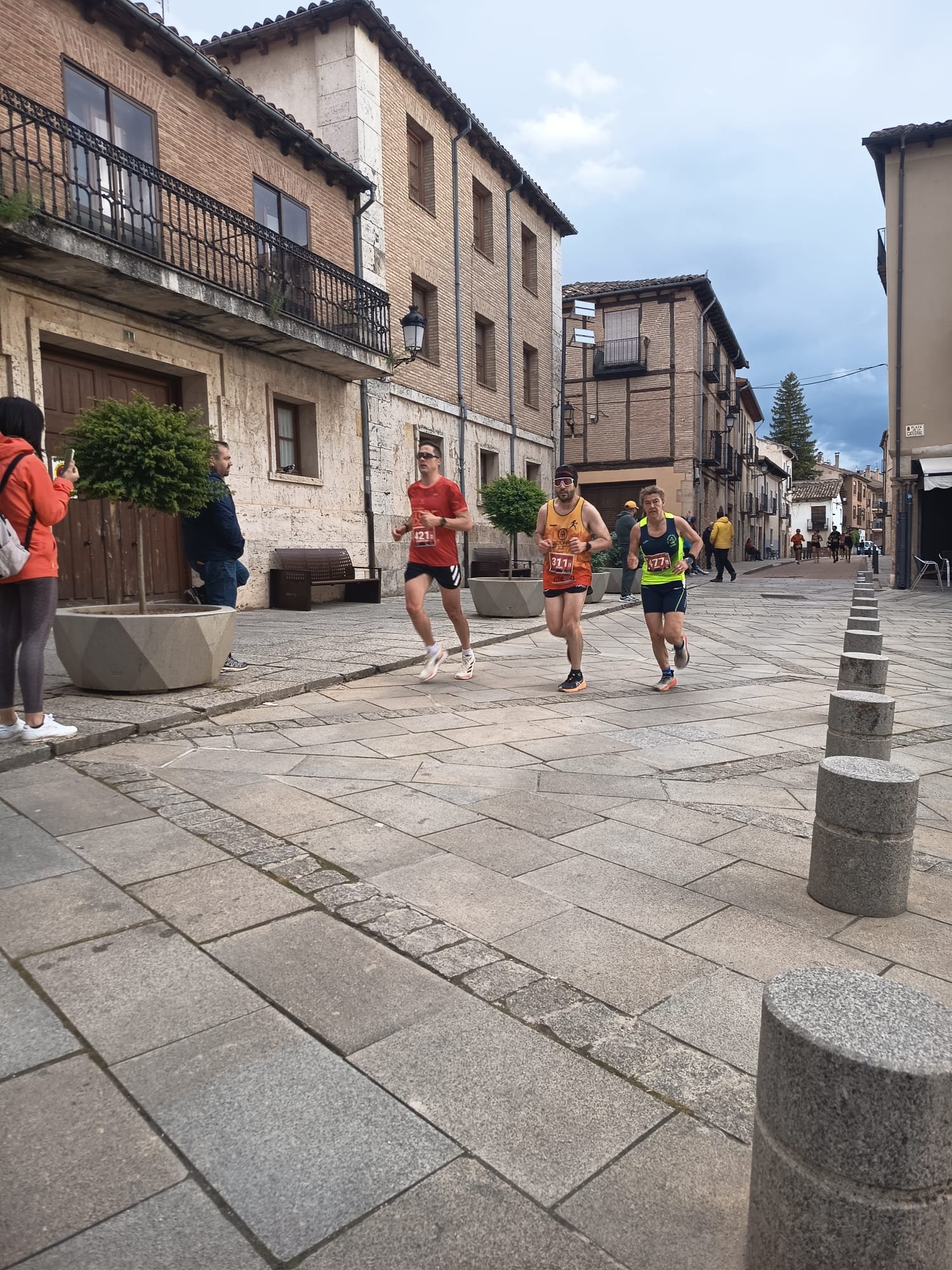 Equipo Team Running Destroyer en la Media Maratón de El Burgo de Osma 2026 por el casco histórico