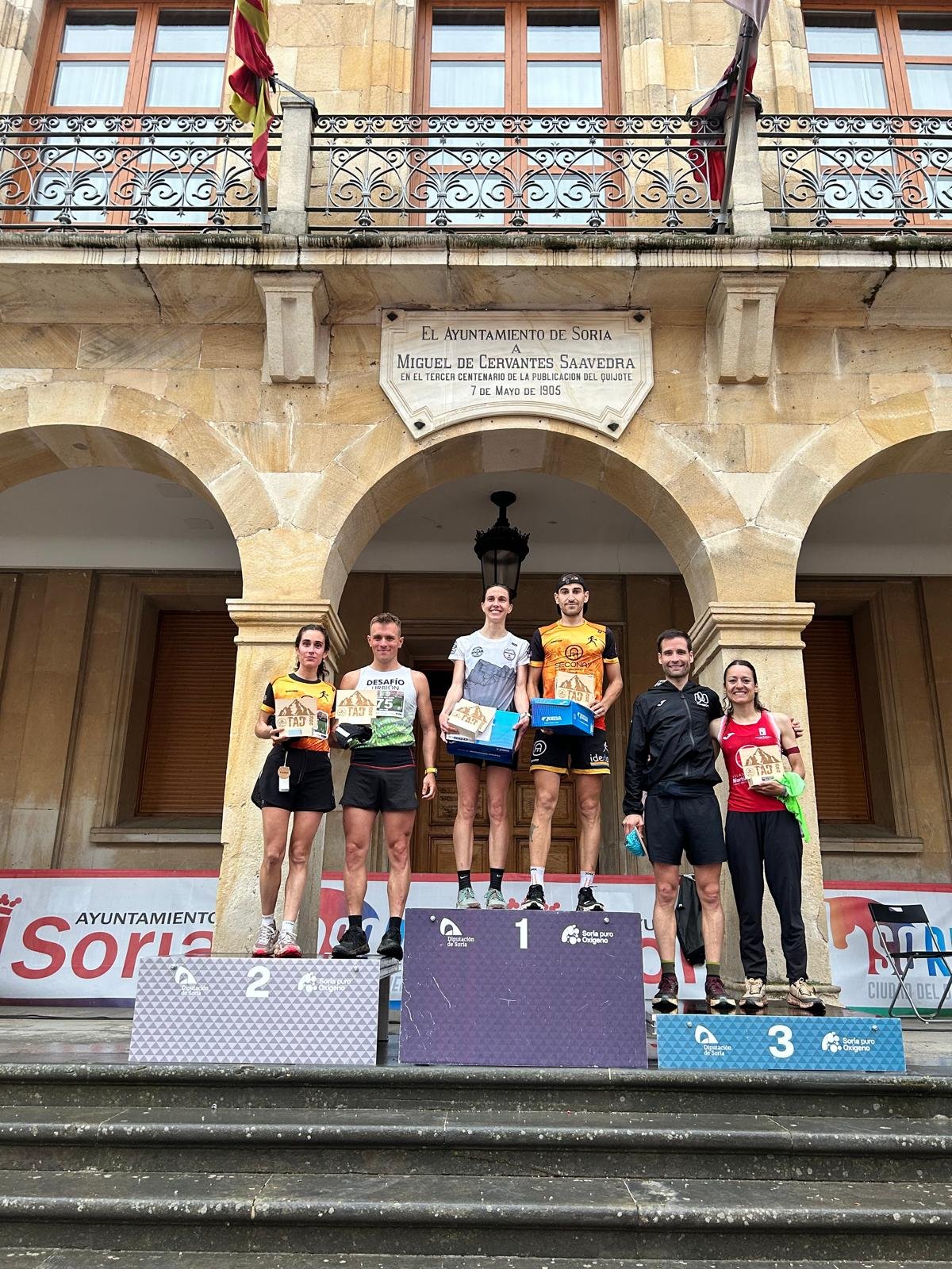 Podio absoluto de la XII Travesía Alto Duero 2026 con Víctor 1º masculino y Sara 2ª femenina del Team Running Destroyer