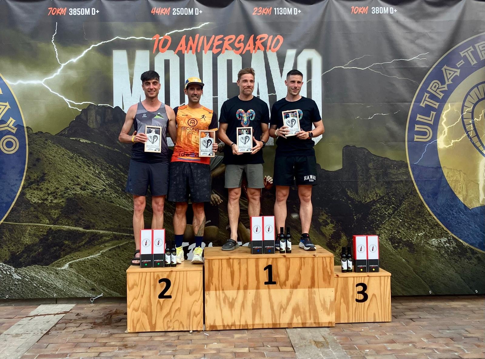 Podio con corredor del Team Running Destroyer en el segundo puesto de la Marathon 44K de la Ultra Trail Moncayo 2026