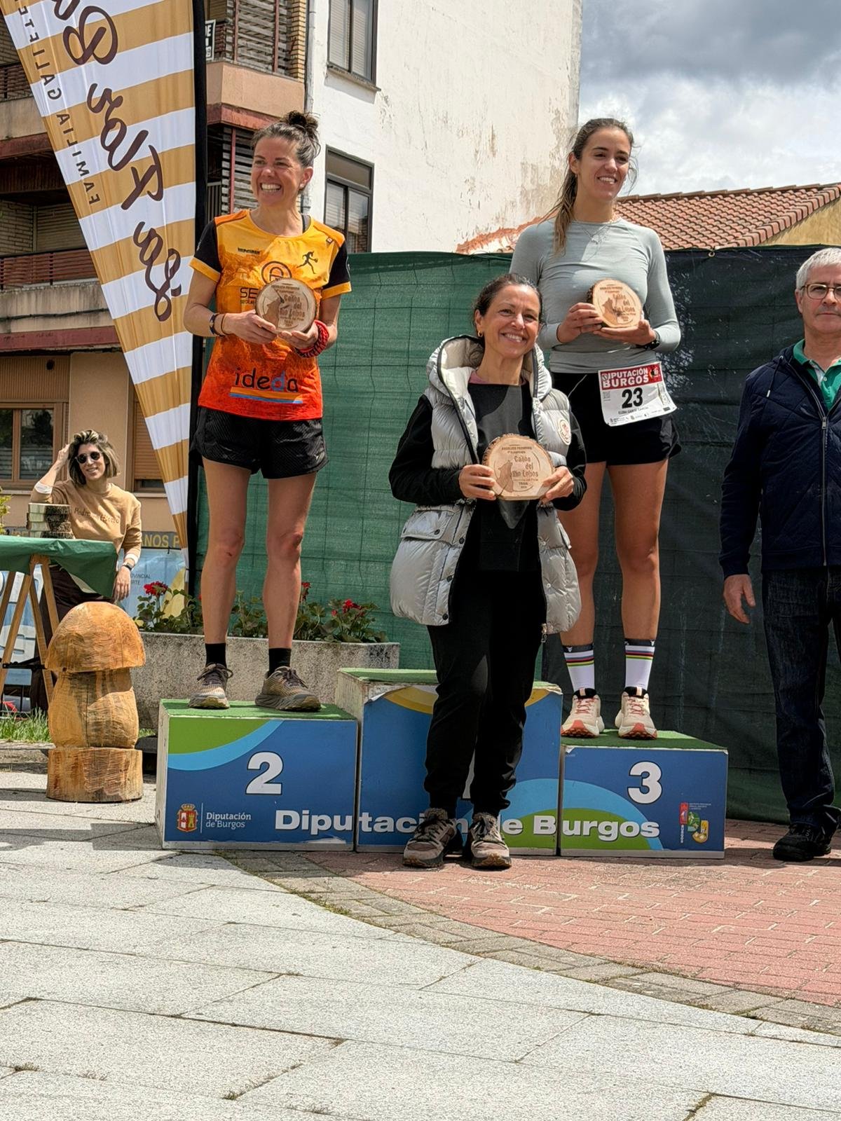 Podio femenino del XII Trail Cañón del Río Lobos Hontoria del Pinar 2026 con corredora del Team Running Destroyer