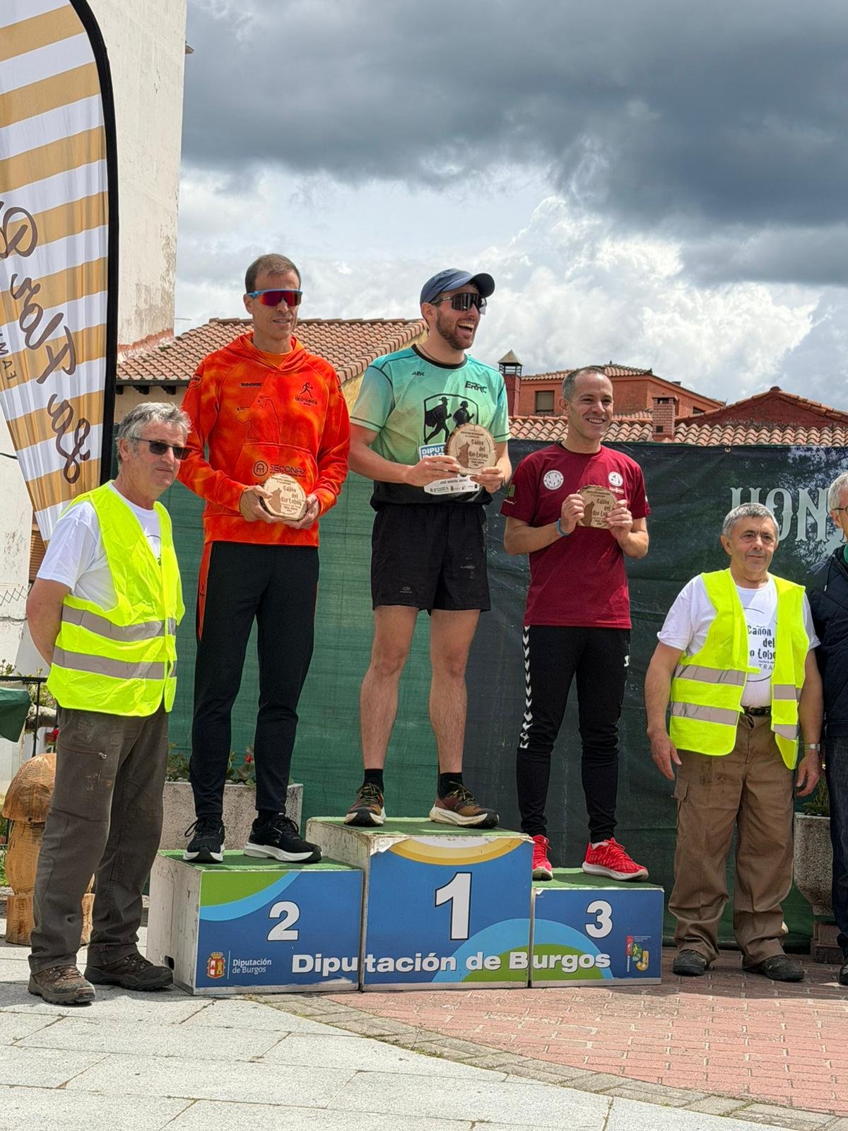 Podio masculino del XII Trail Cañón del Río Lobos Hontoria del Pinar 2026 con corredor del Team Running Destroyer