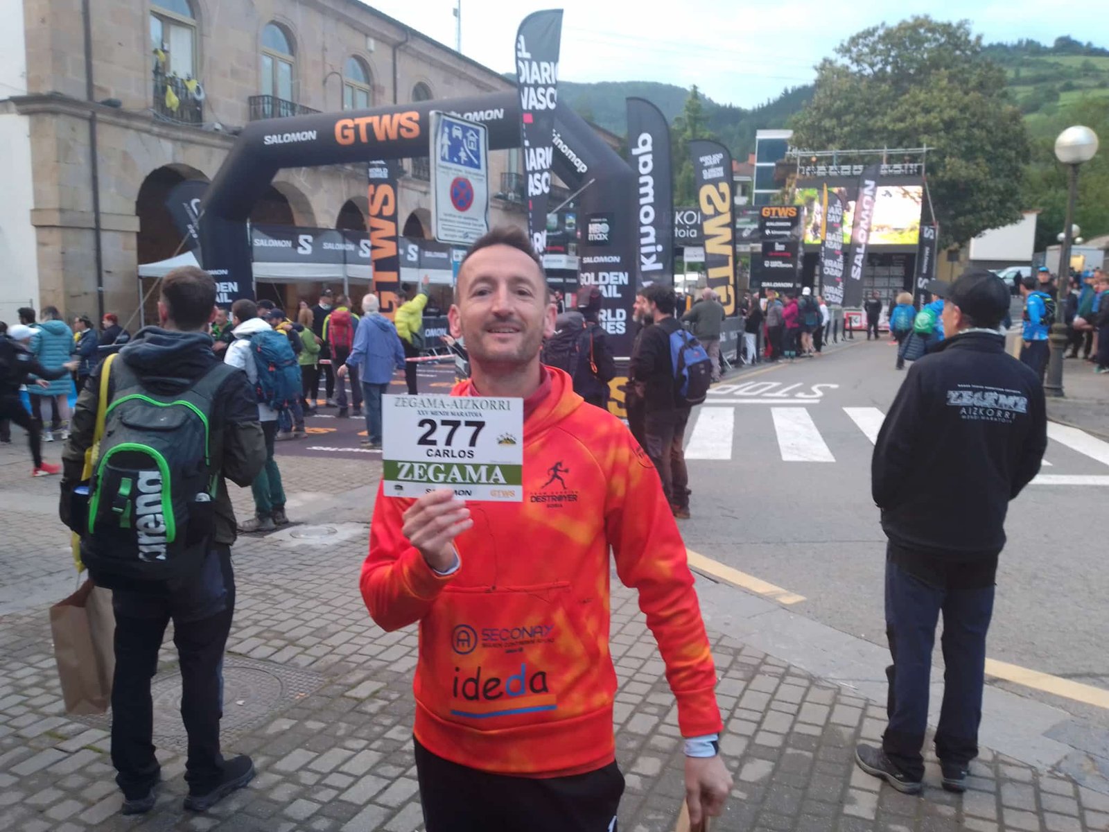 Corredor del Team Running Destroyer con el dorsal de la 25ª edición de la maratón de montaña Zegama-Aizkorri 2026 en Gipuzkoa