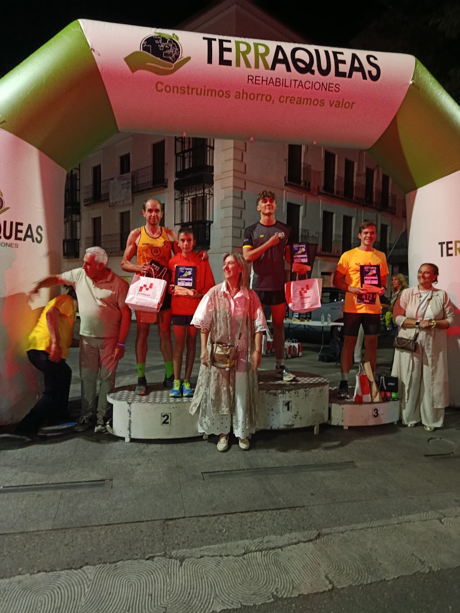 Corredor del Team Running Destroyer en el podio con el segundo puesto de la IX Carrera Nocturna de Guadalajara 2026