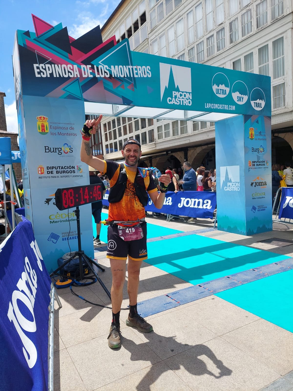 Corredor del Team Running Destroyer cruzando la meta de la Ultra de La Picón Castro 2026 en Espinosa de los Monteros (Burgos)
