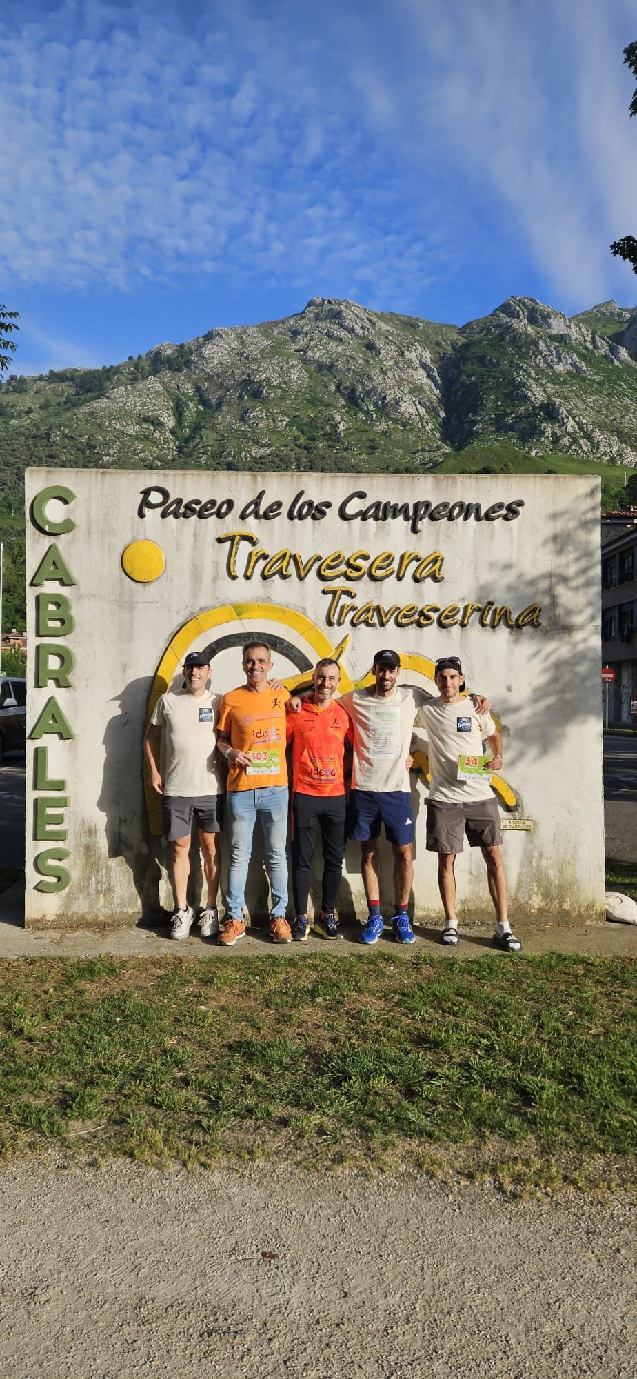 Corredores del Team Running Destroyer en la Traveserina de los Picos de Europa 2026 en Arenas de Cabrales (Asturias)